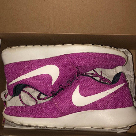 Nike Shoes - Nike roshe run